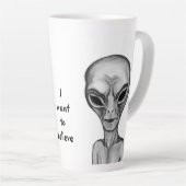 グレーエイリアン、私はしたい信じ カフェラテマグ (右アングル)