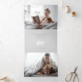 グレーエレガントの白いホリーと書道写真 三つ折りクリスマスカード (内部)