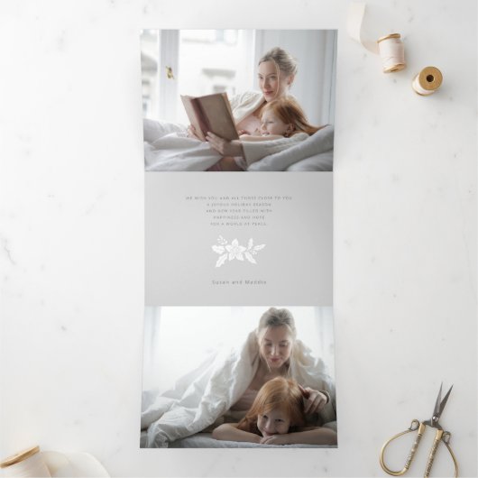 グレーエレガントの白いホリーと書道写真 三つ折りクリスマスカード (内部)