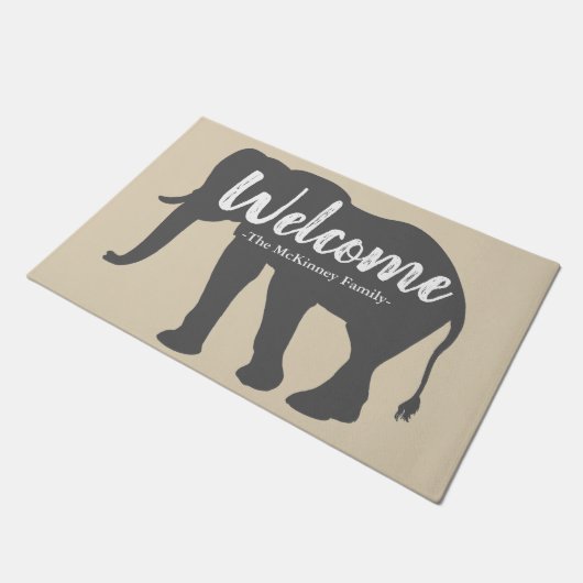 グレーエレガントゾウのシルエットとファミリ名 ドアマット (アングル)