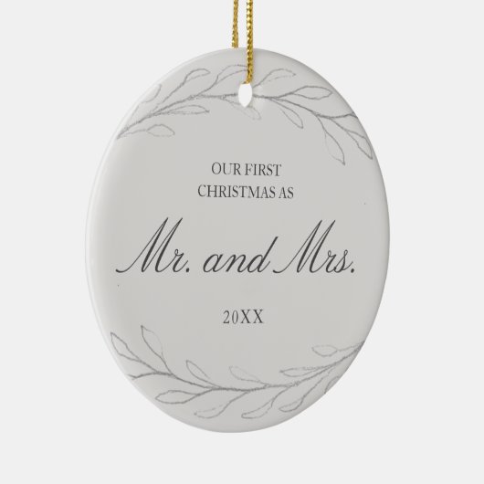 グレーエレガントミスターとミセス写真の私たちの初めてのクリスマス セラミックオーナメント (右)