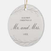 グレーエレガントミスターとミセス写真の私たちの初めてのクリスマス セラミックオーナメント (左)