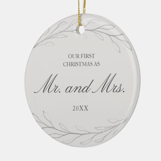 グレーエレガントミスターとミセス写真の私たちの初めてのクリスマス セラミックオーナメント (左)