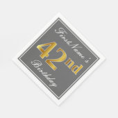 グレーエレガント、フェイク金ゴールド42番目の誕生日、名前をカスタムする スタンダードランチョンナプキン (角)