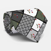 グレーオリーブの素朴なパッチワークのパターン ネクタイ (ロール)