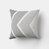 グレーオンブレシェブロンストライプのパターン クッション (裏面)