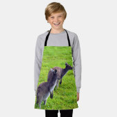 グレーオーストラリアのカンガルー、キッズフルプリントエプロン エプロン (着用した状態)