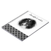 グレーカスタムとテキスト上のペットの写真と黒い手 ノートブック (左側)