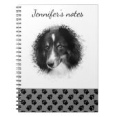 グレーカスタムとテキスト上のペットの写真と黒い手 ノートブック (正面)