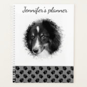 グレーカスタムとテキスト上のペットの写真と黒い手 プランナー手帳 (正面)