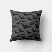 グレーカッコいいブラック飛んでいるこうもりハッピーハローウィン クッション (裏面)