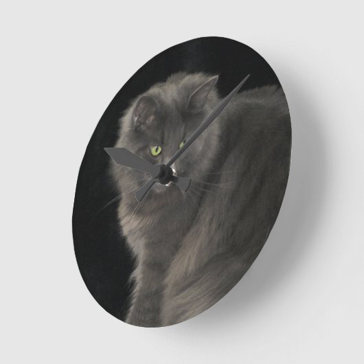 グレーキャットロングヘアブルーロシアの子猫かわいい ラウンド壁時計 (傾斜)