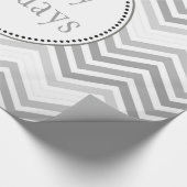 グレークラシックホワイトシェブロンのジグザグの幸せな休日 ラッピングペーパー (角)