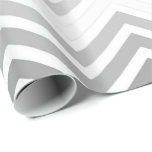 グレークラシックホワイトシェブロンのジグザグの幸せな休日 ラッピングペーパー<br><div class="desc">エレガントクラシックシンプルグレーと白いチェボロンのジグザググラフィックパターン。ハッピーホリデーギフトラッピング紙。クリスマス、新年、季節のごあいさつ。</div>