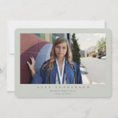 グレーグリーンシンプルのモダン写真独身の卒業 案内状 (正面)