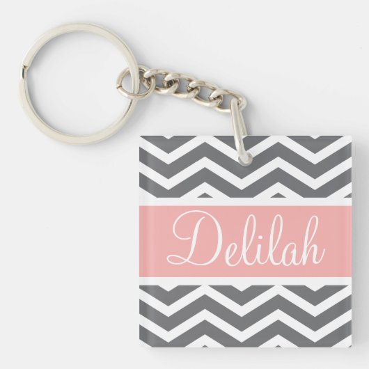 グレーグレーピーチシェブロン名前をカスタムする キーホルダー (正面)
