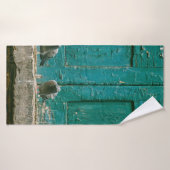 グレーコンクリート上の2頭の灰色鳩のクローズアップ写真 バスタオル (バスタオル)