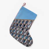 グレーコンクリート建物の低角写真 スモールクリスマスストッキング (正面 (吊り時))