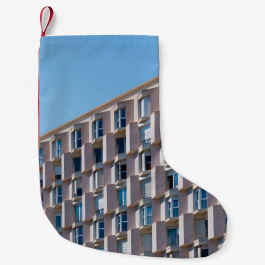 グレーコンクリート建物の低角写真 スモールクリスマスストッキング (正面)