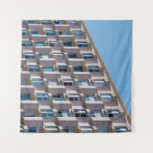 グレーコンクリート建物の低角写真 タペストリー (正面(横))