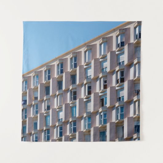 グレーコンクリート建物の低角写真 タペストリー (正面)