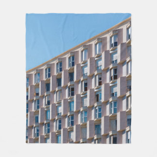 グレーコンクリート建物の低角写真 フリースブランケット