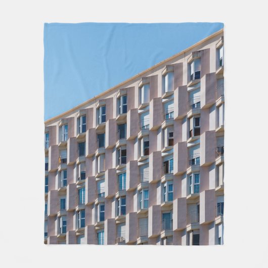 グレーコンクリート建物の低角写真 フリースブランケット (正面)