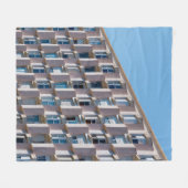 グレーコンクリート建物の低角写真 フリースブランケット (正面(横))