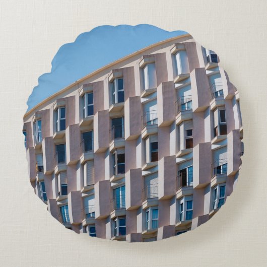 グレーコンクリート建物の低角写真 ラウンドクッション (正面)