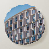 グレーコンクリート建物の低角写真 ラウンドクッション (裏面)