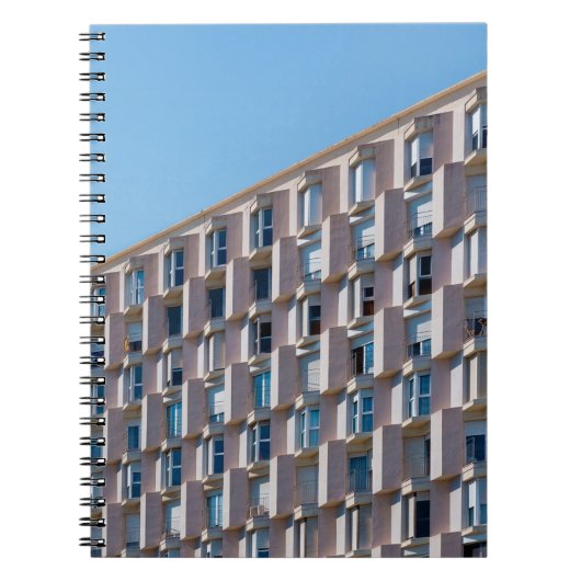 グレーコンクリート建物の低角度写真 ノートブック (正面)