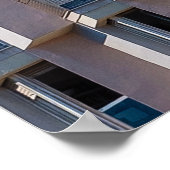 グレーコンクリート建物の低角度写真 ポスター (角)