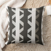 グレーコンテンポラリーの白い三角形のストライプパターン クッション (ブランケット)