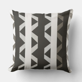 グレーコンテンポラリーの白い三角形のストライプパターン クッション