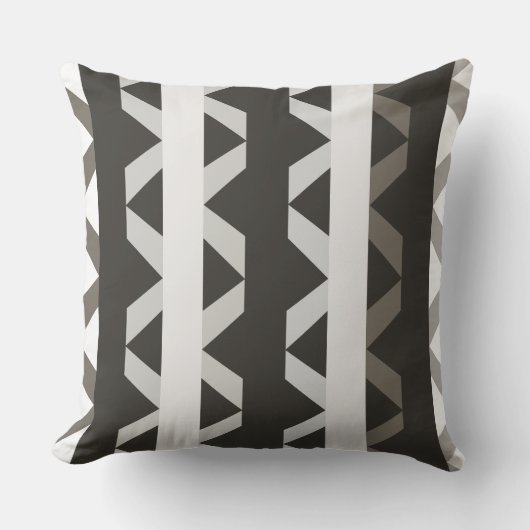 グレーコンテンポラリーの白い三角形のストライプパターン クッション (正面)