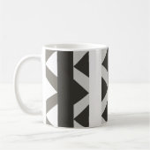 グレーコンテンポラリーの白い三角形のストライプパターン コーヒーマグカップ (左)