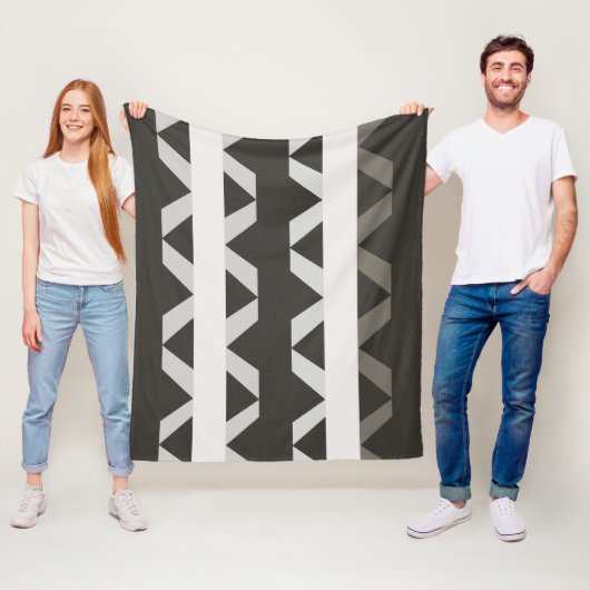 グレーコンテンポラリーの白い三角形のストライプパターン フリースブランケット (インサイチュ)