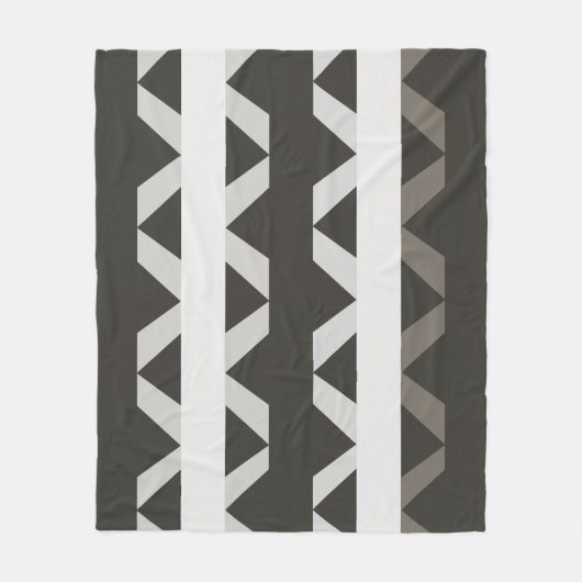グレーコンテンポラリーの白い三角形のストライプパターン フリースブランケット (正面)
