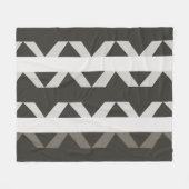 グレーコンテンポラリーの白い三角形のストライプパターン フリースブランケット (正面(横))