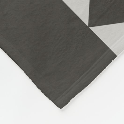 グレーコンテンポラリーの白い三角形のストライプパターン フリースブランケット (角)