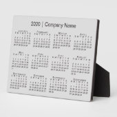 グレーシンプルデスクトップ上の2020年カレンダー会社名 フォトプラーク (側面)