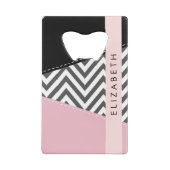 グレージグザググレーのシェブロン、ピンク、お名前 クレジットカード栓抜き (裏面)