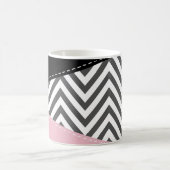 グレージグザググレーのシェブロン、ピンク、お名前 コーヒーマグカップ (中央)