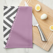 グレージグザグレイ、グレーシェブロン、紫、あなたの名前 キッチンタオル (四つ折り)