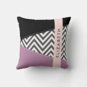 グレージグザグレイ、グレーシェブロン、紫、あなたの名前 クッション (裏面)