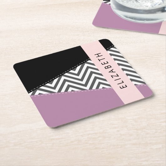 グレージグザグレイ、グレーシェブロン、紫、あなたの名前 スクエアペーパーコースター (アングル)