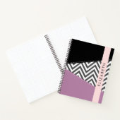 グレージグザグレイ、グレーシェブロン、紫、あなたの名前 ノートブック (内部)