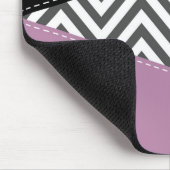 グレージグザグレイ、グレーシェブロン、紫、あなたの名前 マウスパッド (コーナー)