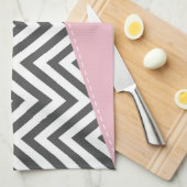 グレージグザグ、グレーシェブロン、ジグザグパターン、ピンク キッチンタオル (四つ折り)