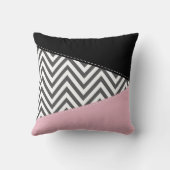 グレージグザグ、グレーシェブロン、ジグザグパターン、ピンク クッション (裏面)